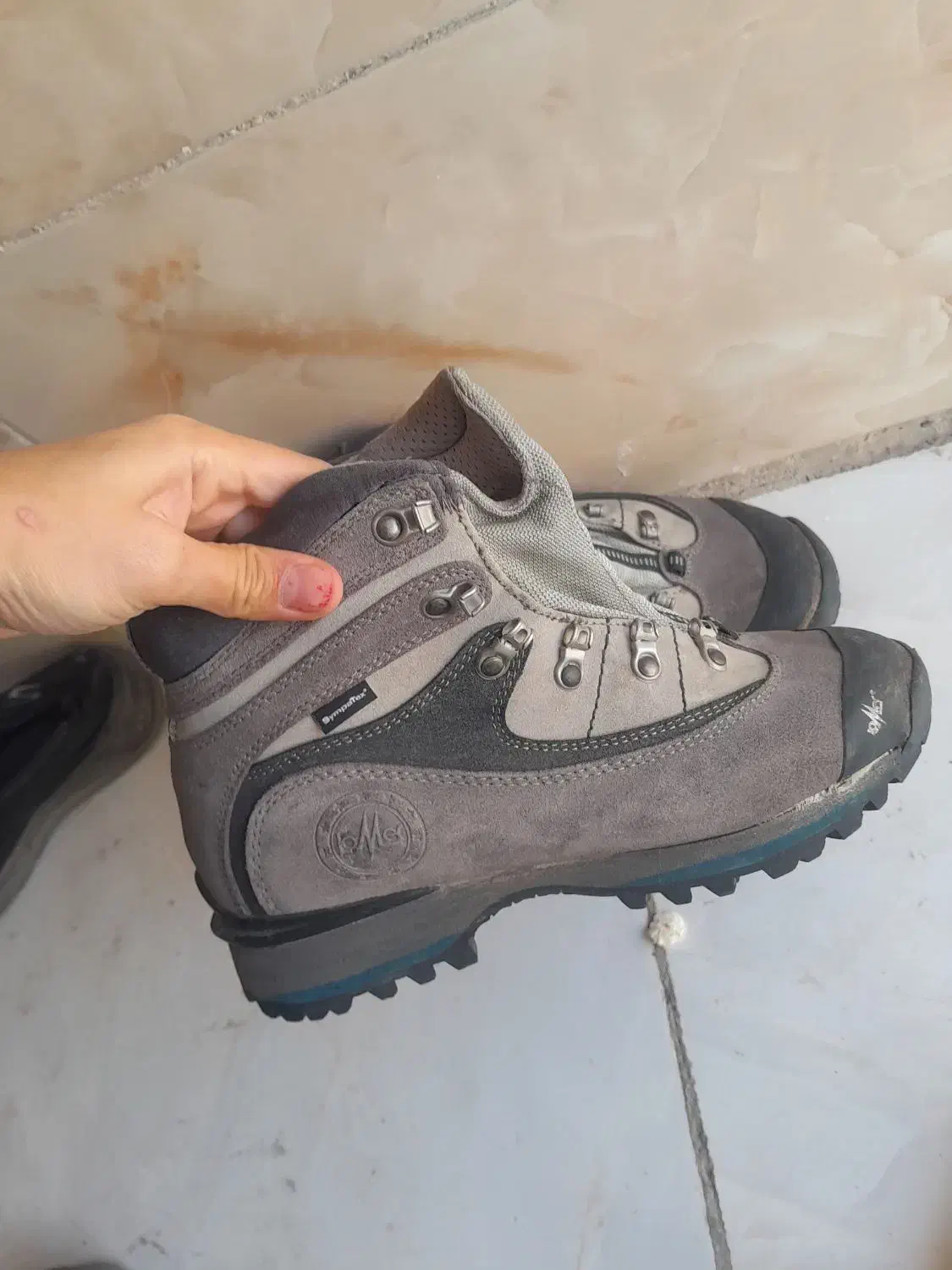 کفش کوهنوردی در حد نو|کیف، کفش، کمربند|بومهن, |دیوار