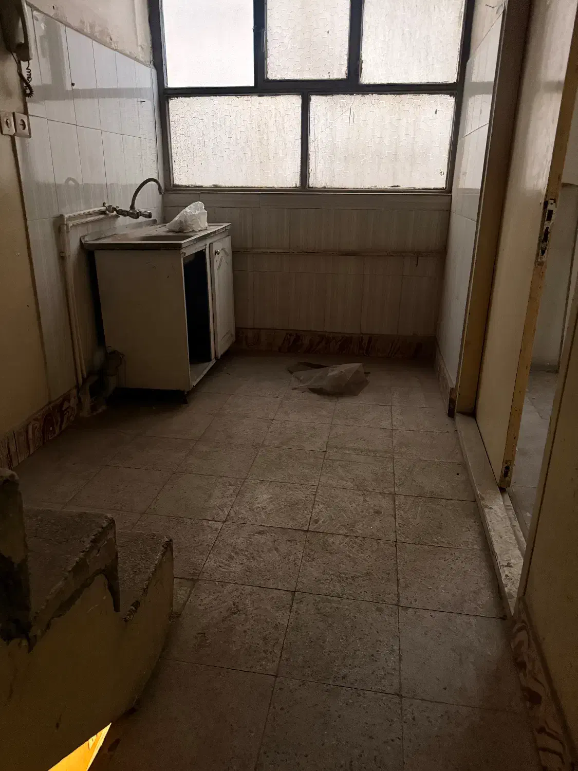 ساختمان ۳ طبقه مستقل دربست