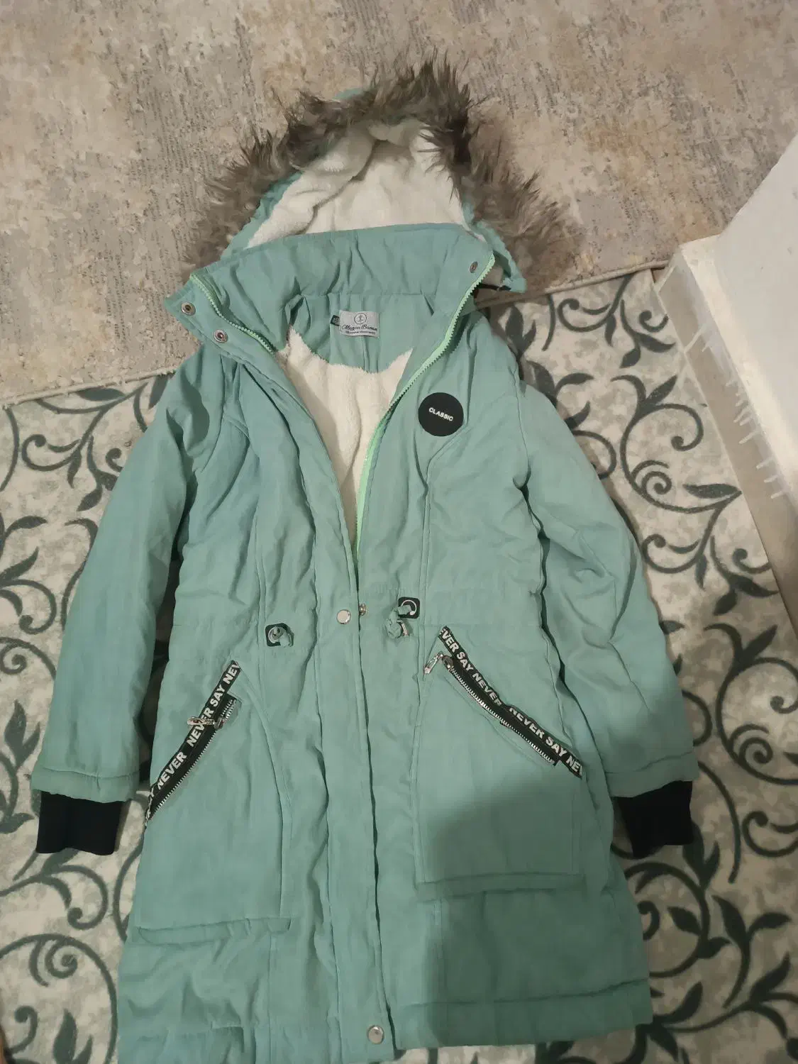 کاپشن و پالتو|لباس|قدس, شهر‌قدس|دیوار