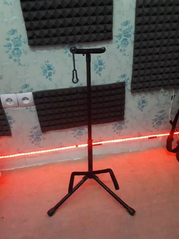 گیتار دیاموند به همراه پایه|گیتار، بیس، امپلیفایر|ری, شهید غیوری (ابن باویه)|دیوار