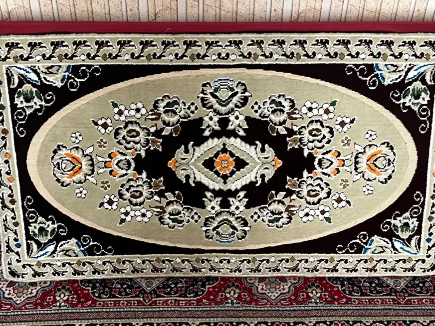 پشتی|پشتی|شیراز, کوشک میدان|دیوار