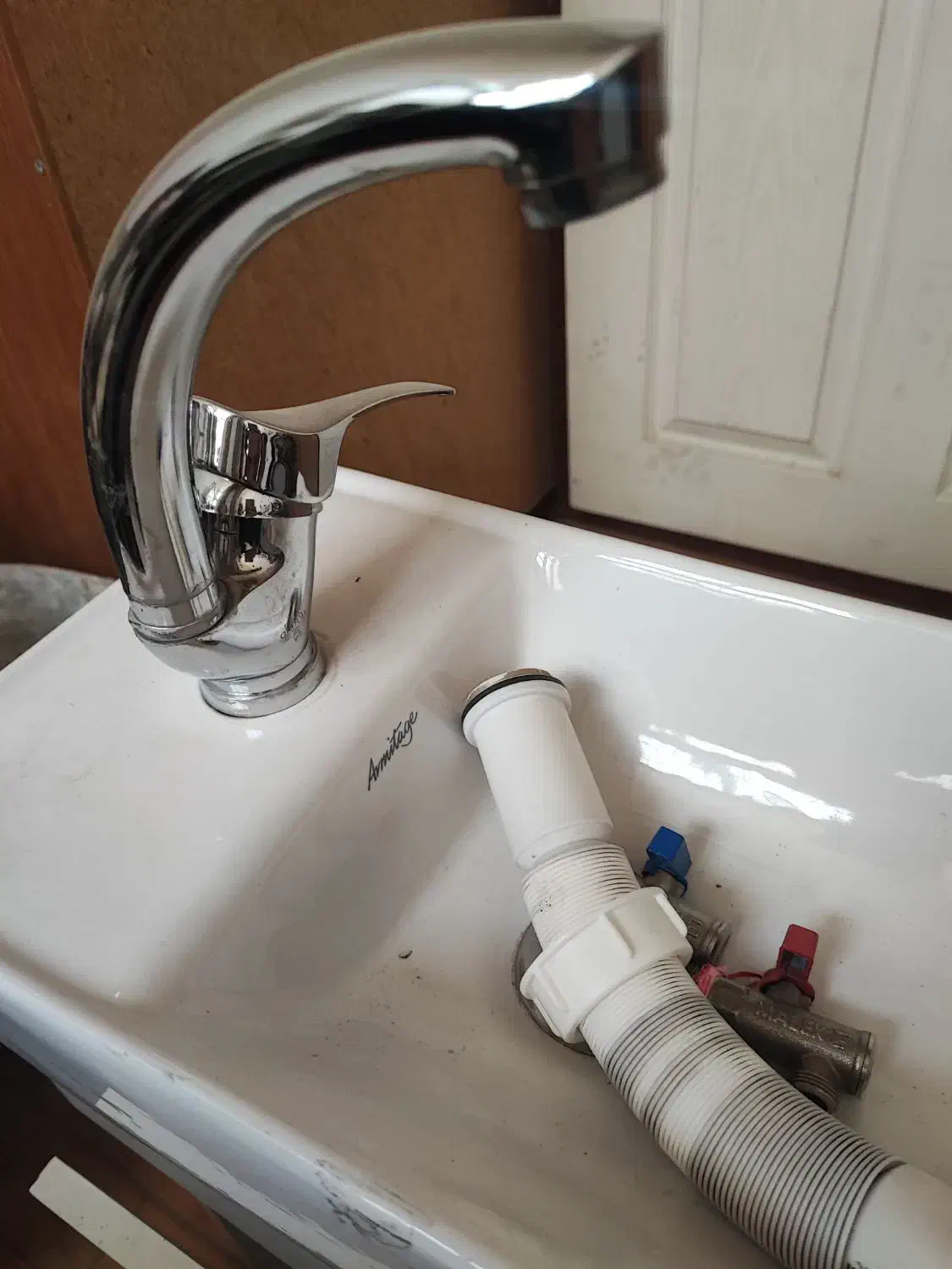 روشویی همراه با کابینت و شیرآلات|لوازم سرویس بهداشتی|میاندوآب, |دیوار