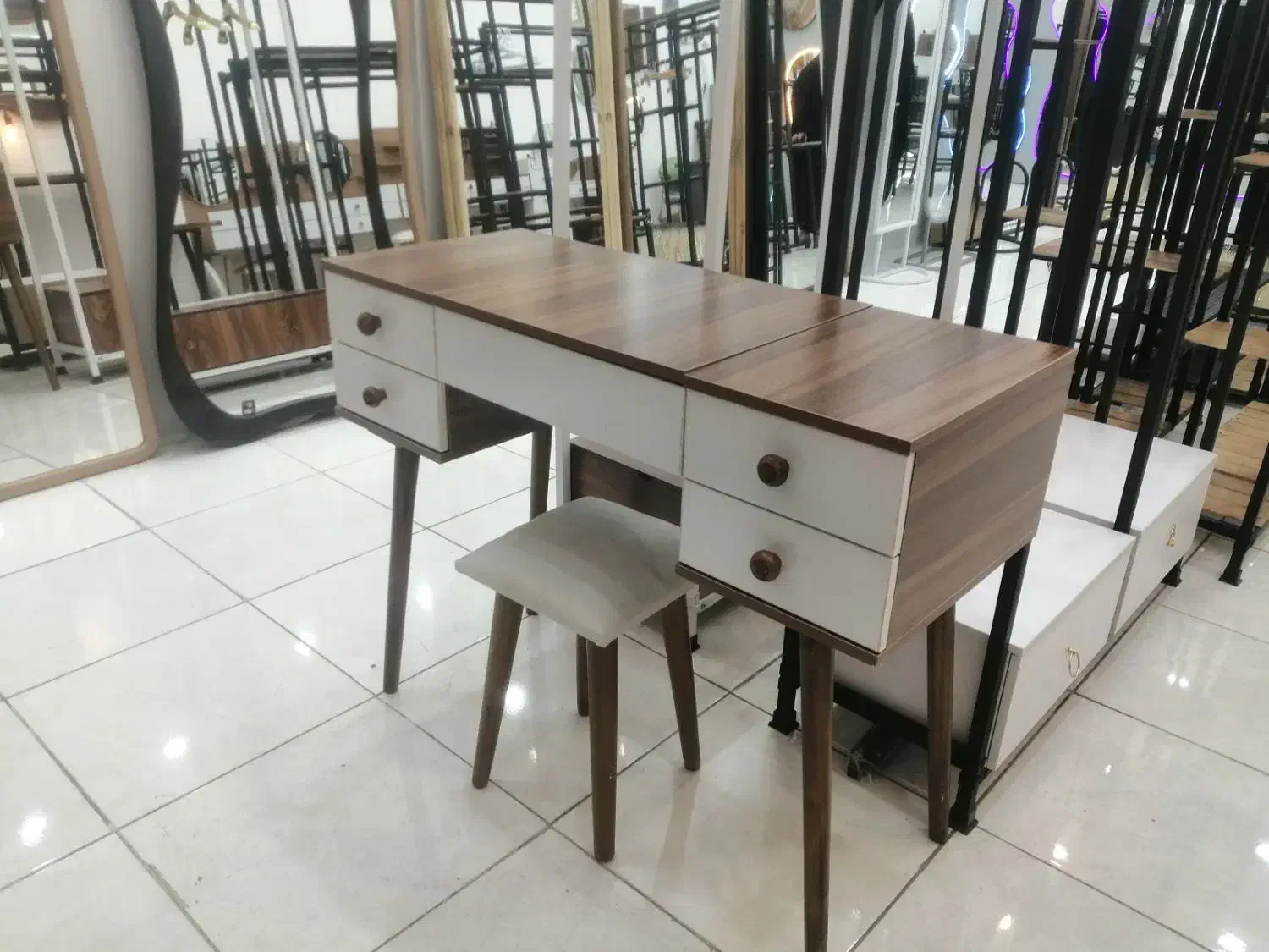 میز آرایش|تخت و سرویس خواب|شیراز, فخرآباد (دروازه کازرون)|دیوار