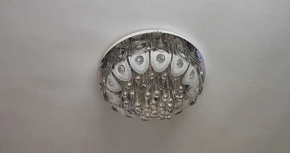 لوستر چند رنگ|لوستر و چراغ آویز|قدس, شهر‌قدس|دیوار