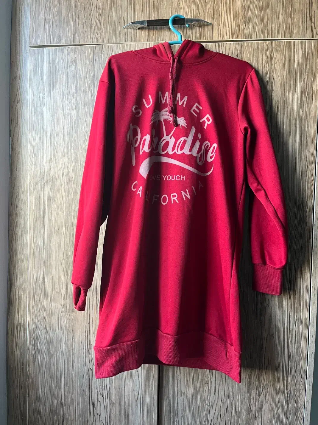 هودی زرشکی|لباس|رشت, معلم|دیوار