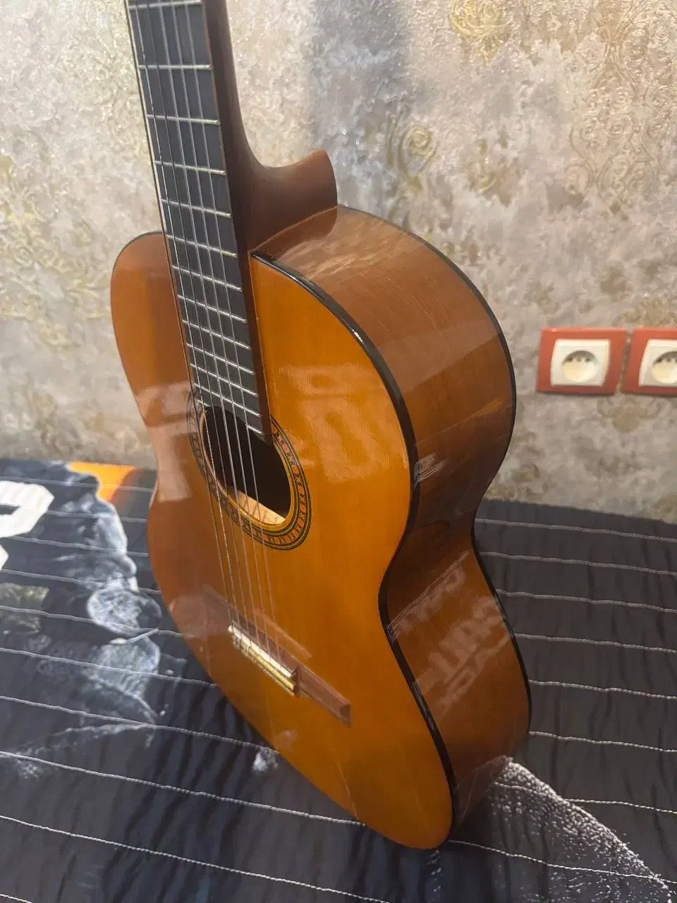 گیتار YAMAHA cs40 اصل اندونزی|گیتار، بیس، امپلیفایر|دوگنبدان, |دیوار