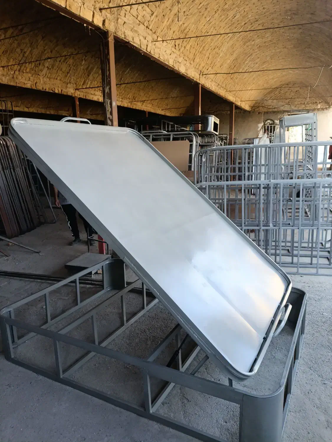 کفی تخت خواب جکدار وساده و ثابت فلزی و زیر تشکی|تخت و سرویس خواب|پاکدشت, پاکدشت (مامازند)|دیوار