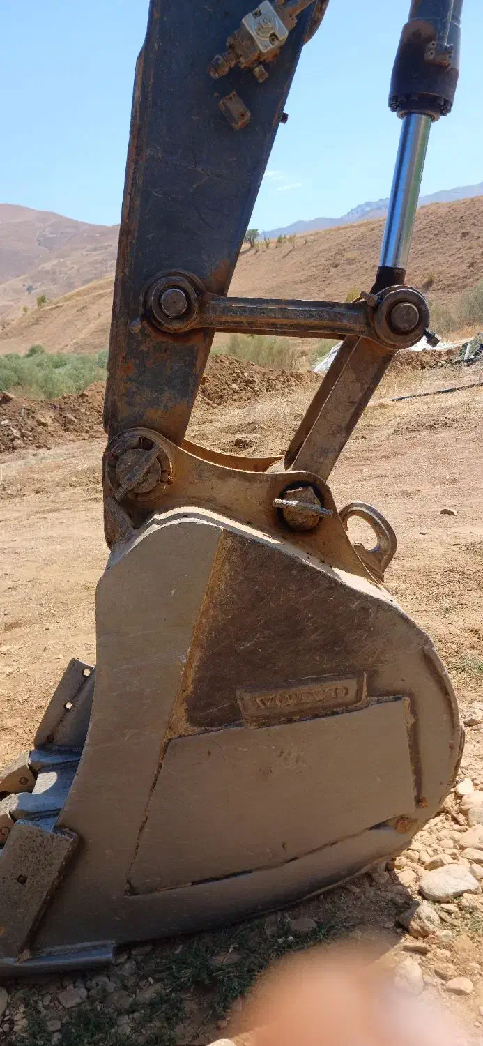 بیل ۲۱۰ ولوو مدل ۲۰۱۱|خودرو سنگین|بانه, |دیوار