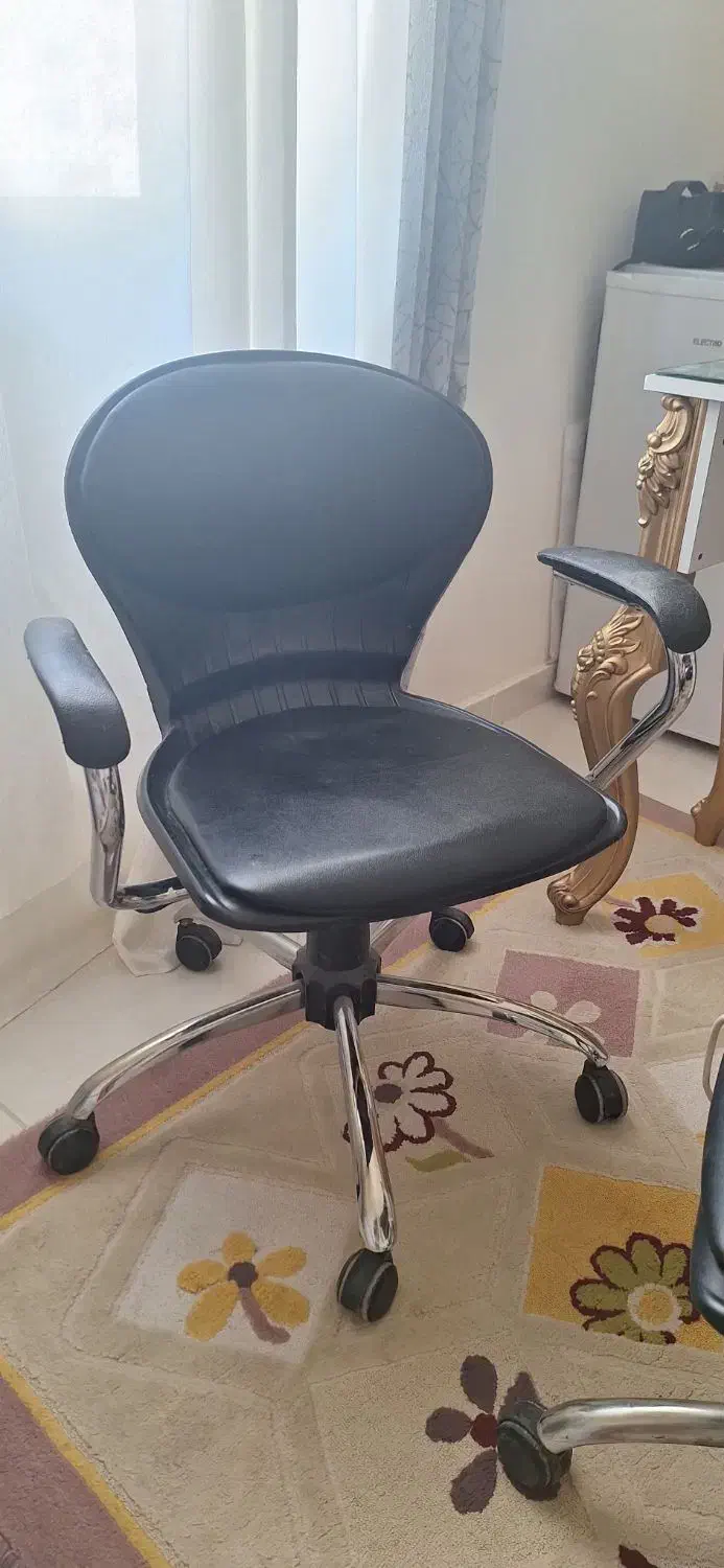 میز ناخن و دوتا صندلی چرخ دار و استند لاک|آرایشگاه و سالن‌های زیبایی|پرند, فاز ۶|دیوار