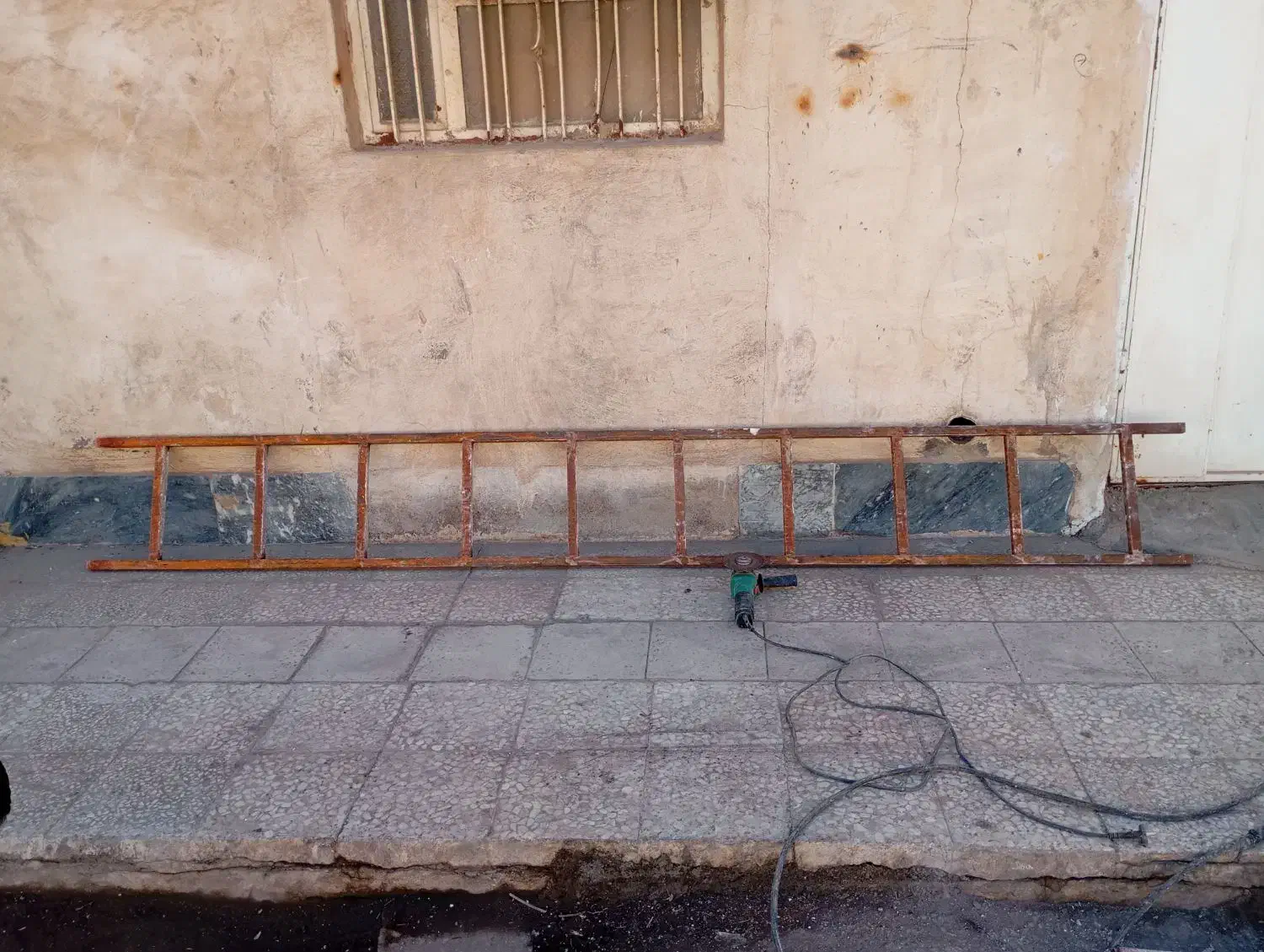 پله اهنی|ابزارآلات|اهواز, کمپلو شمالی|دیوار