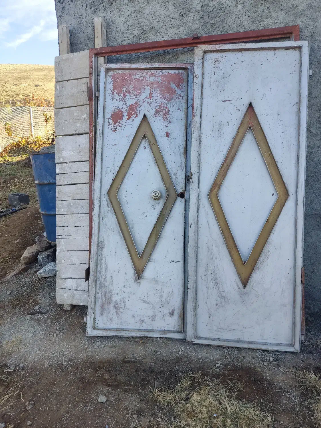 درب حیاط و پنجرە در حد نو بدون پوسیدگی|مصالح و تجهیزات ساختمان|سنندج, |دیوار