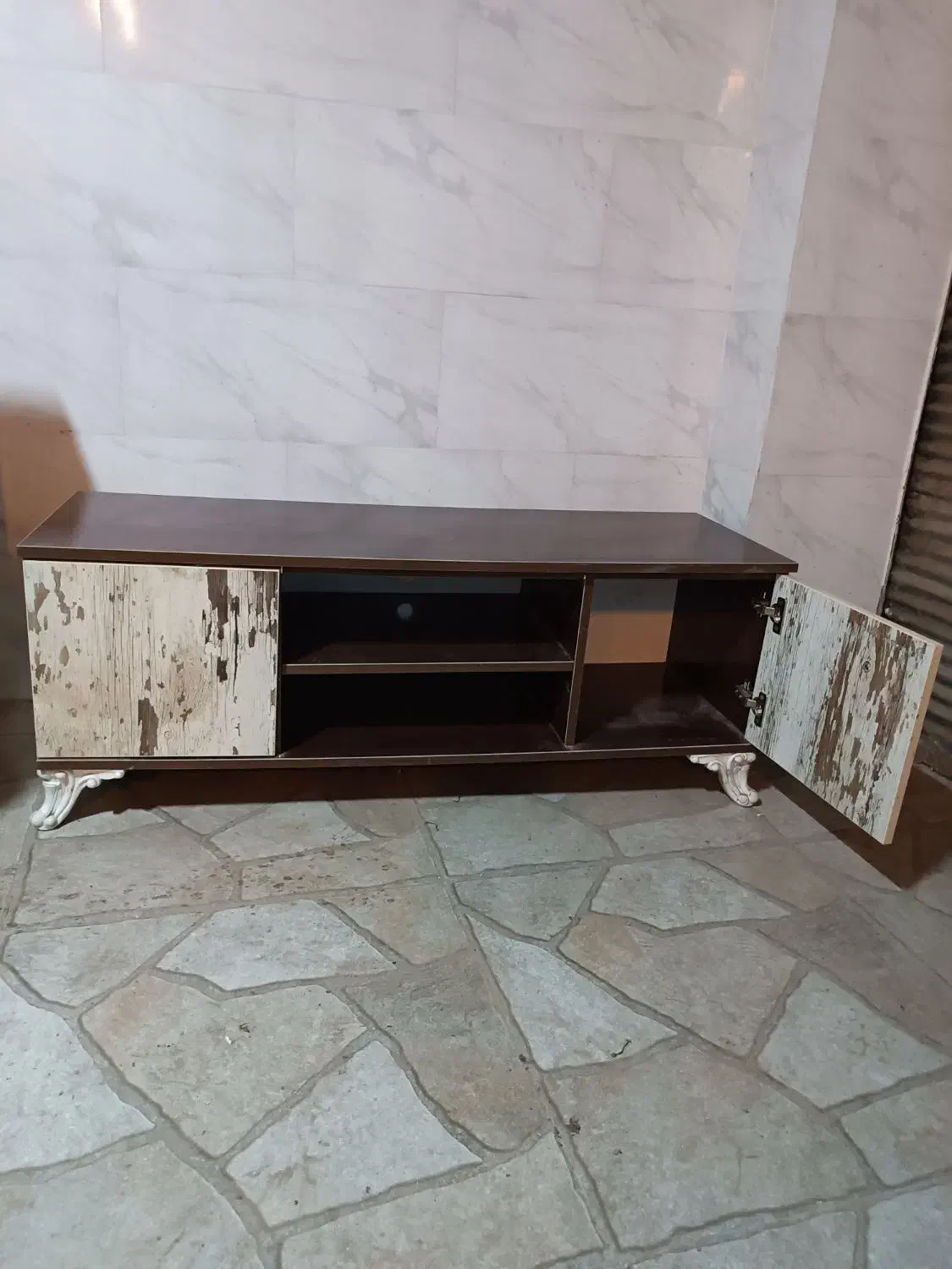 یک عدد میز تلویزیون|میز تلویزیون|رشت, پیرکلاچای|دیوار