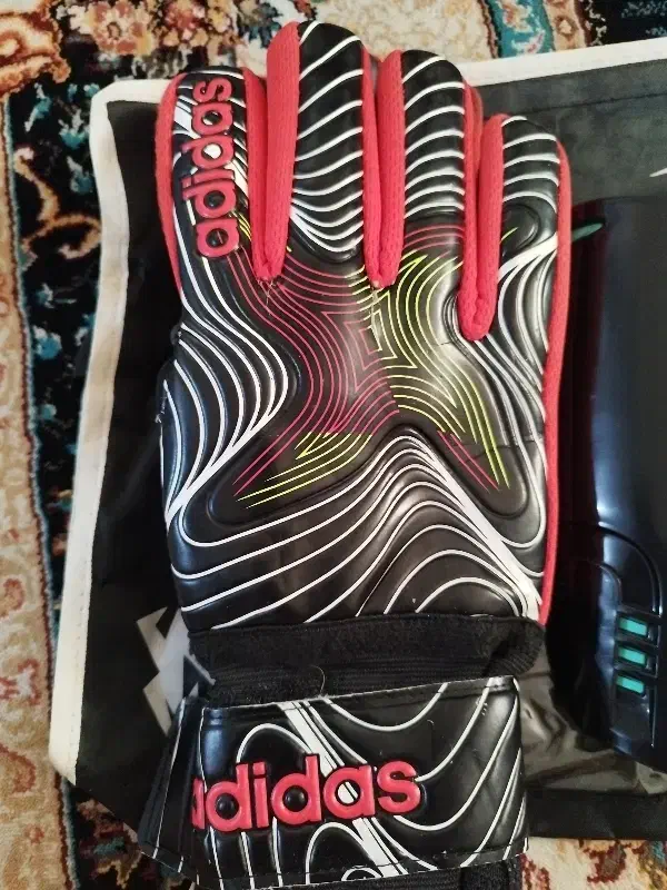 دستکش دروازه بانی آدیداس و ساق بند|ورزش‌های توپی|شاهدشهر, |دیوار