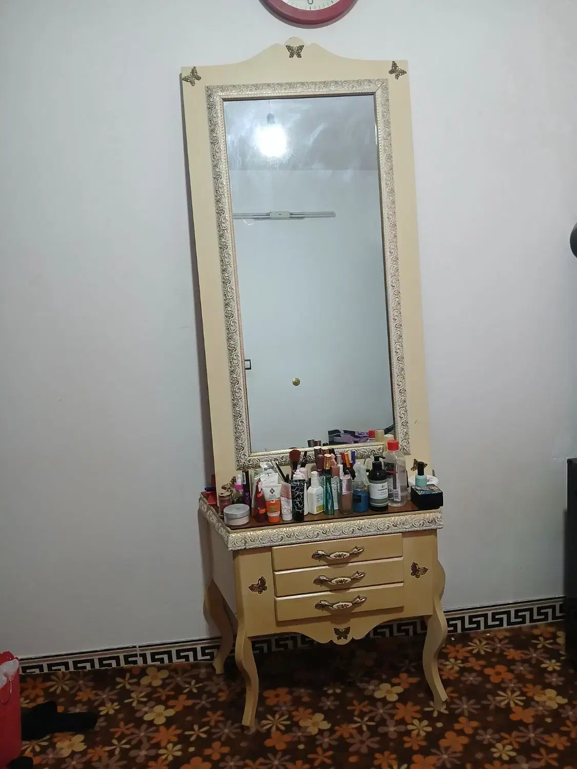 آیینه آرایشی|آینه|ساری, |دیوار