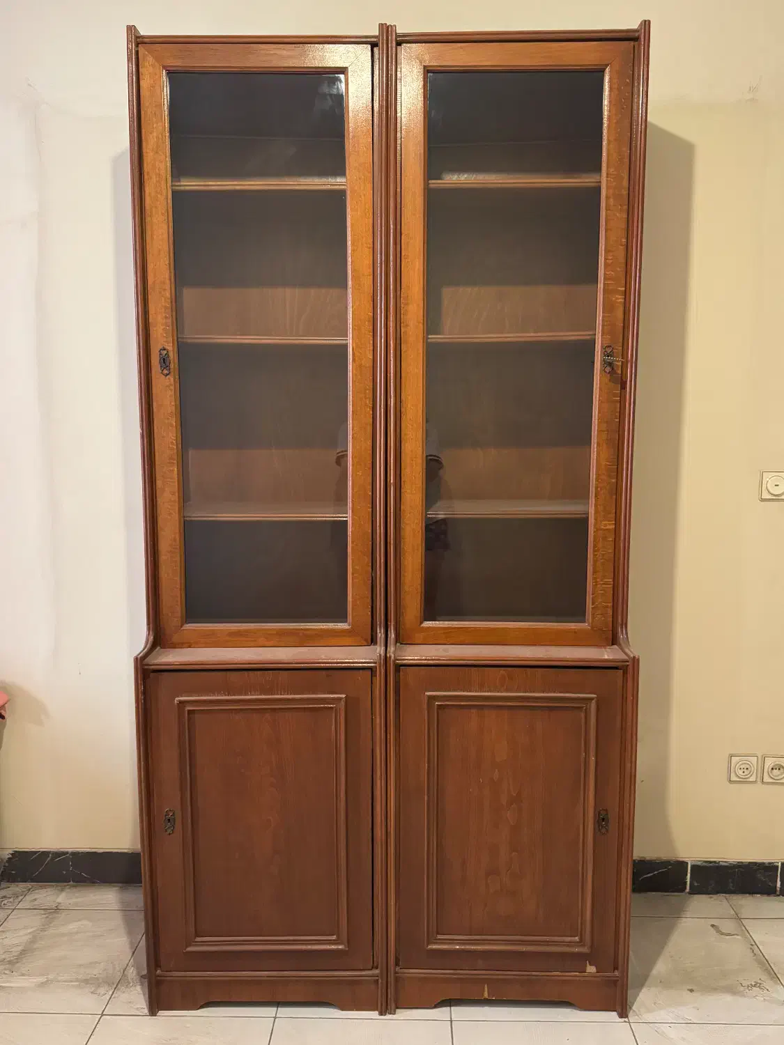 کمد ویترین|بوفه، ویترین، کنسول|تهران, فلسطین (میدان انقلاب)|دیوار