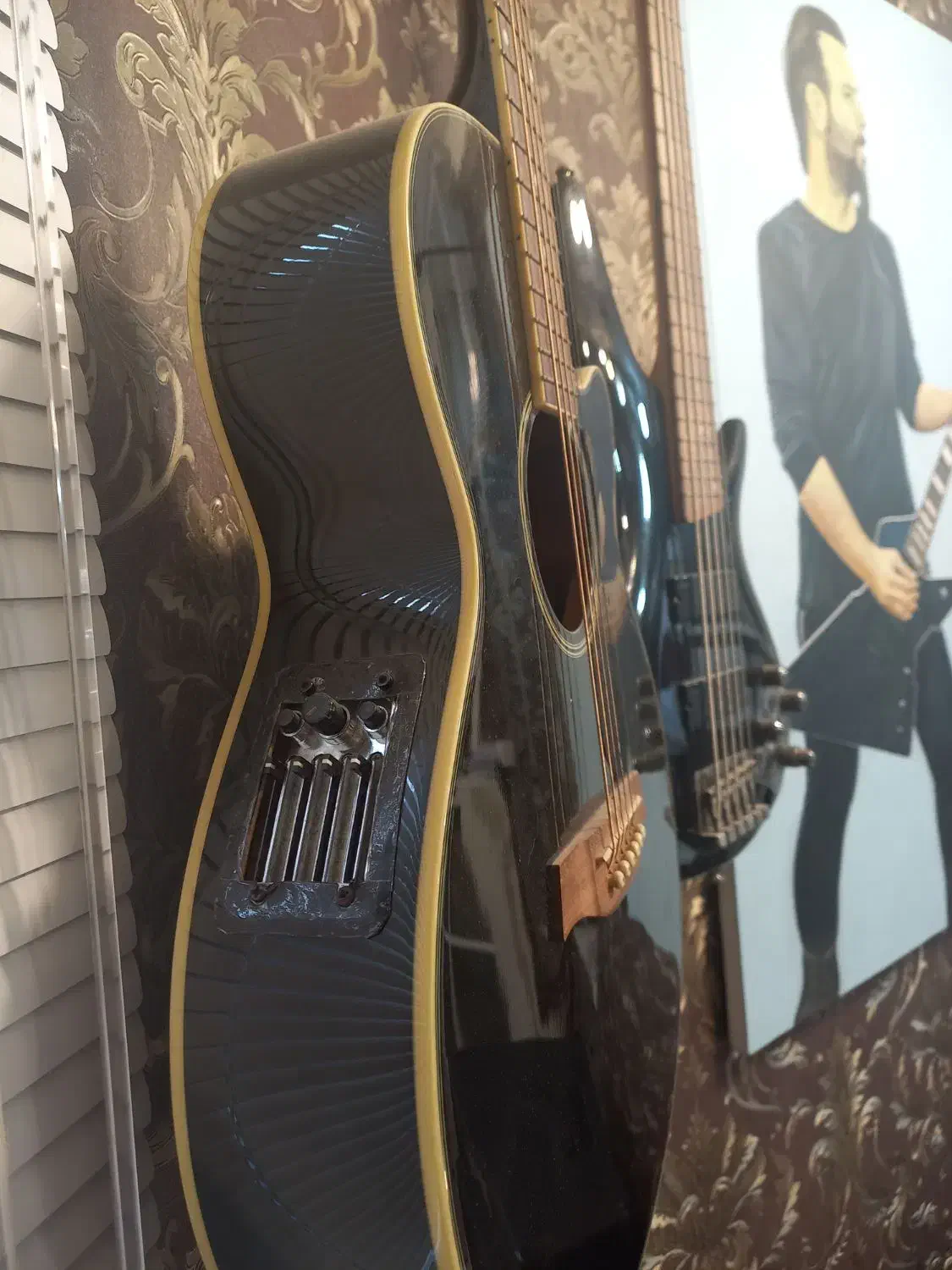 گیتار آکوستیک|گیتار، بیس، امپلیفایر|رشت, خواهر امام|دیوار