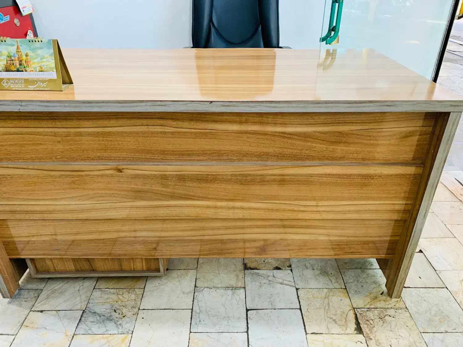 فروش میز کار بزرگ - صندلی اداری جک دار در حد نو-|مبلمان اداری|آستارا, |دیوار