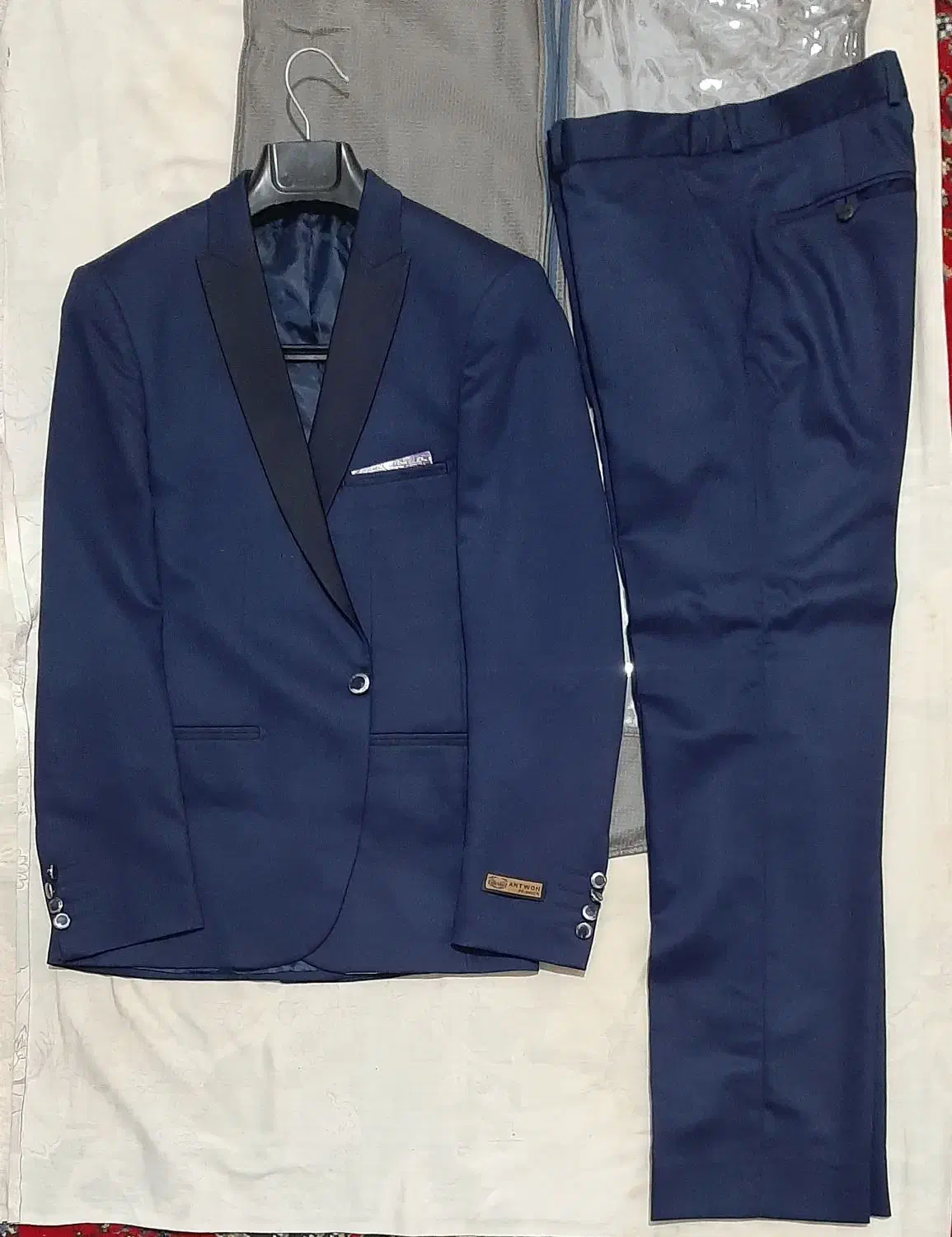 کت و شلوار سرمه ای|لباس|لاهیجان, کاروانسرابر|دیوار