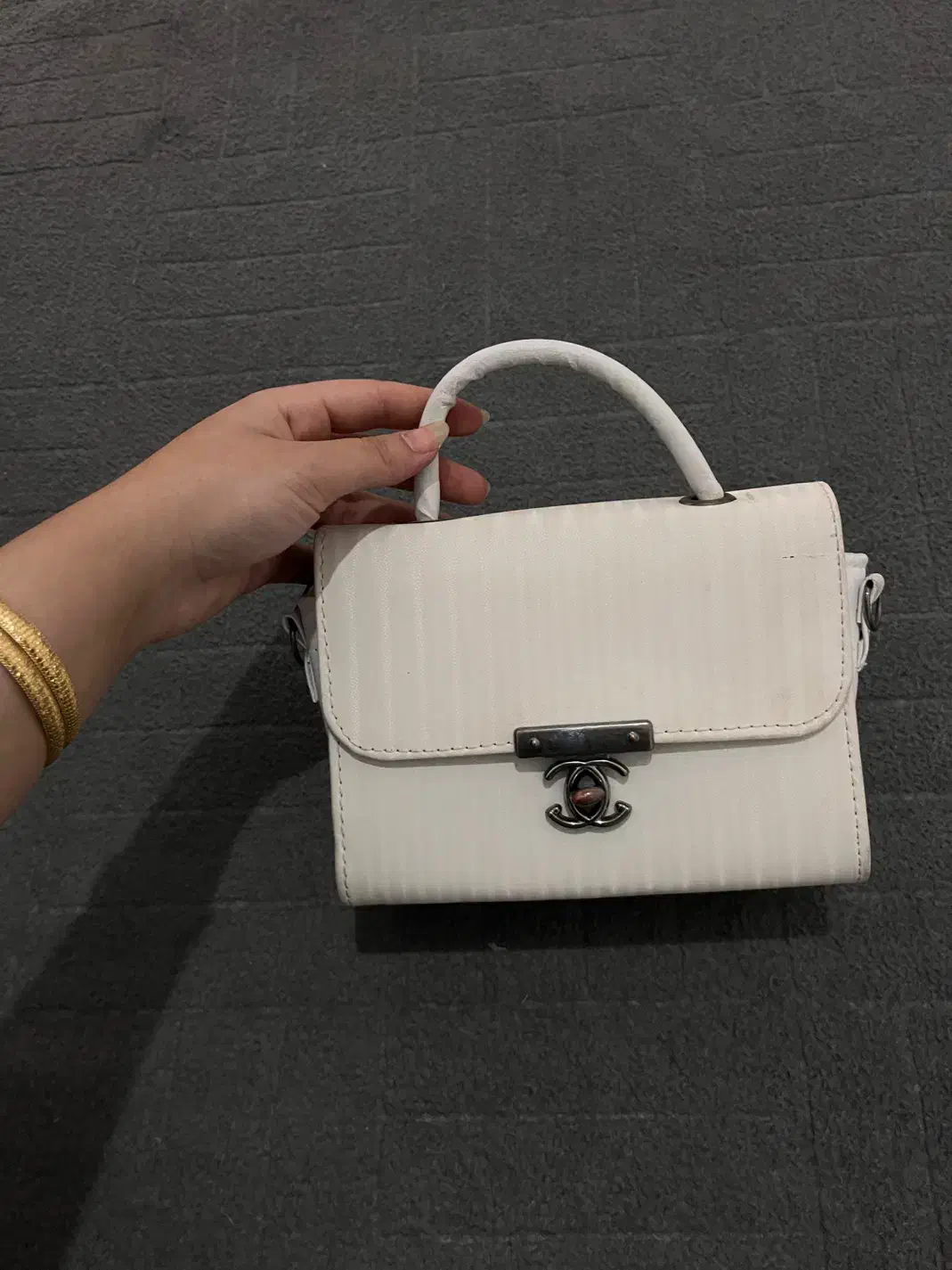 تعدادی کیف|کیف، کفش، کمربند|دورود, |دیوار