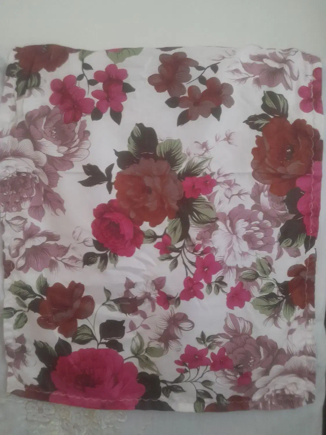 روبالشتی|رختخواب، بالش، پتو|قروه, |دیوار