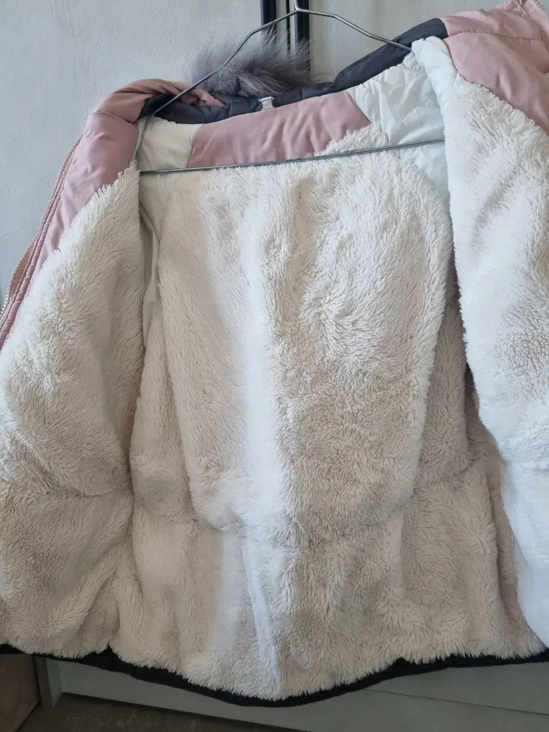 کاپشن برای ۷ یا ۸ سال|کفش و لباس بچه|چالوس, |دیوار