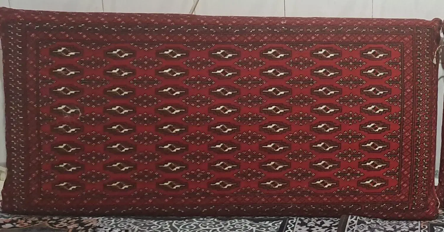 دوجفت پشتی گردویی و یک جفت پشتی قرمز  میز تلویزیون|پشتی|بیرجند, |دیوار