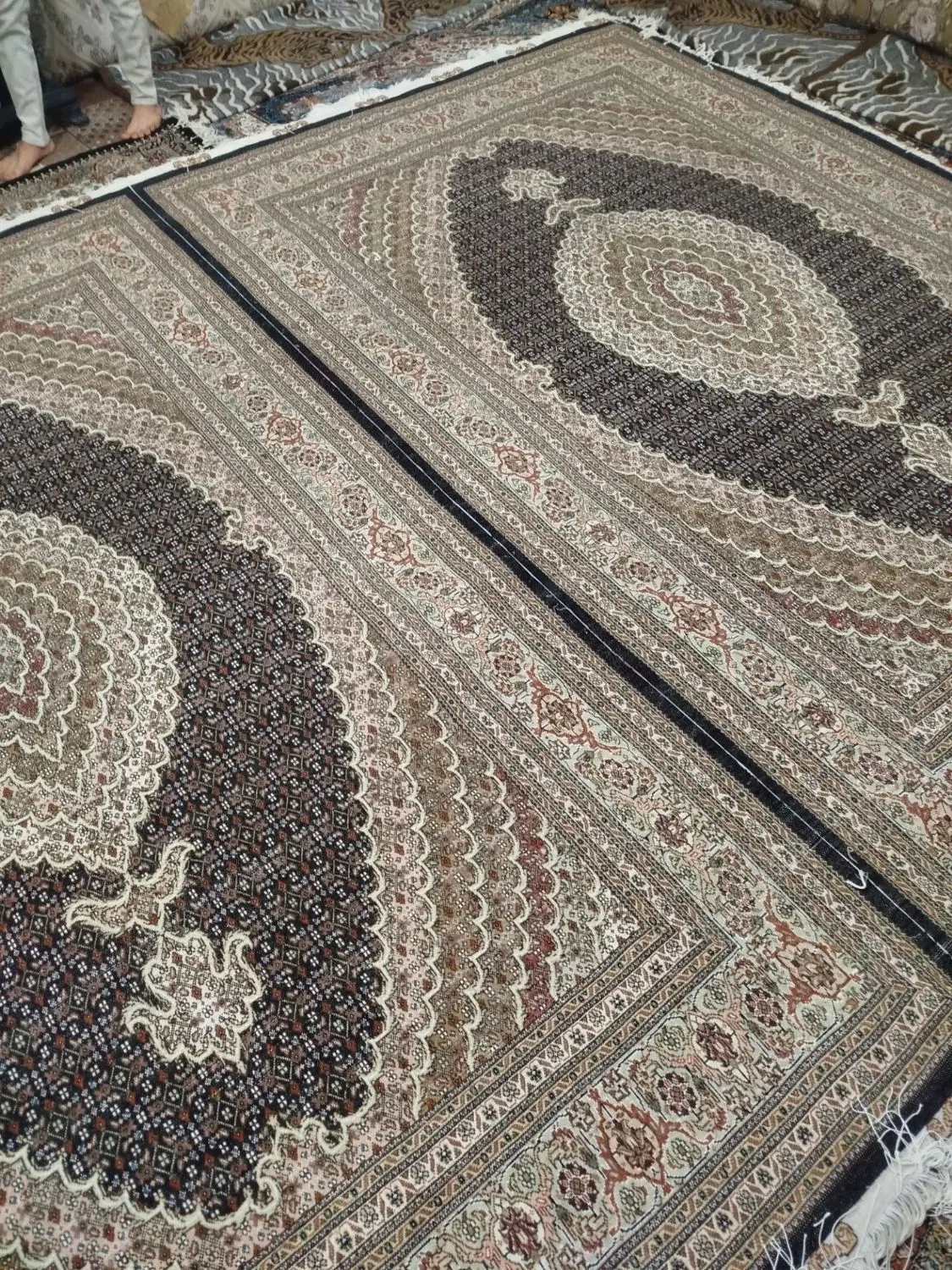 تازه از دارافتاده رنگش سرمه ای نخ عالی برجسته دار|فرش|تبریز, |دیوار