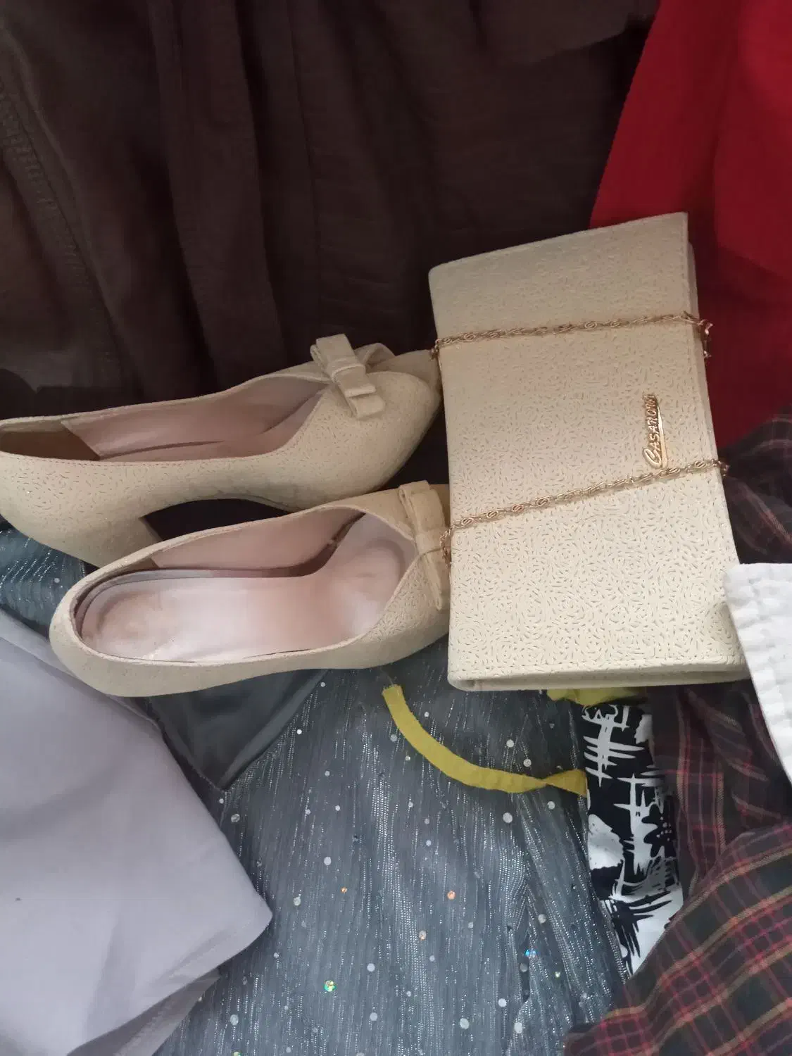 لباس تمیز  و نو دخترانه /زنانه|لباس|رودهن, |دیوار