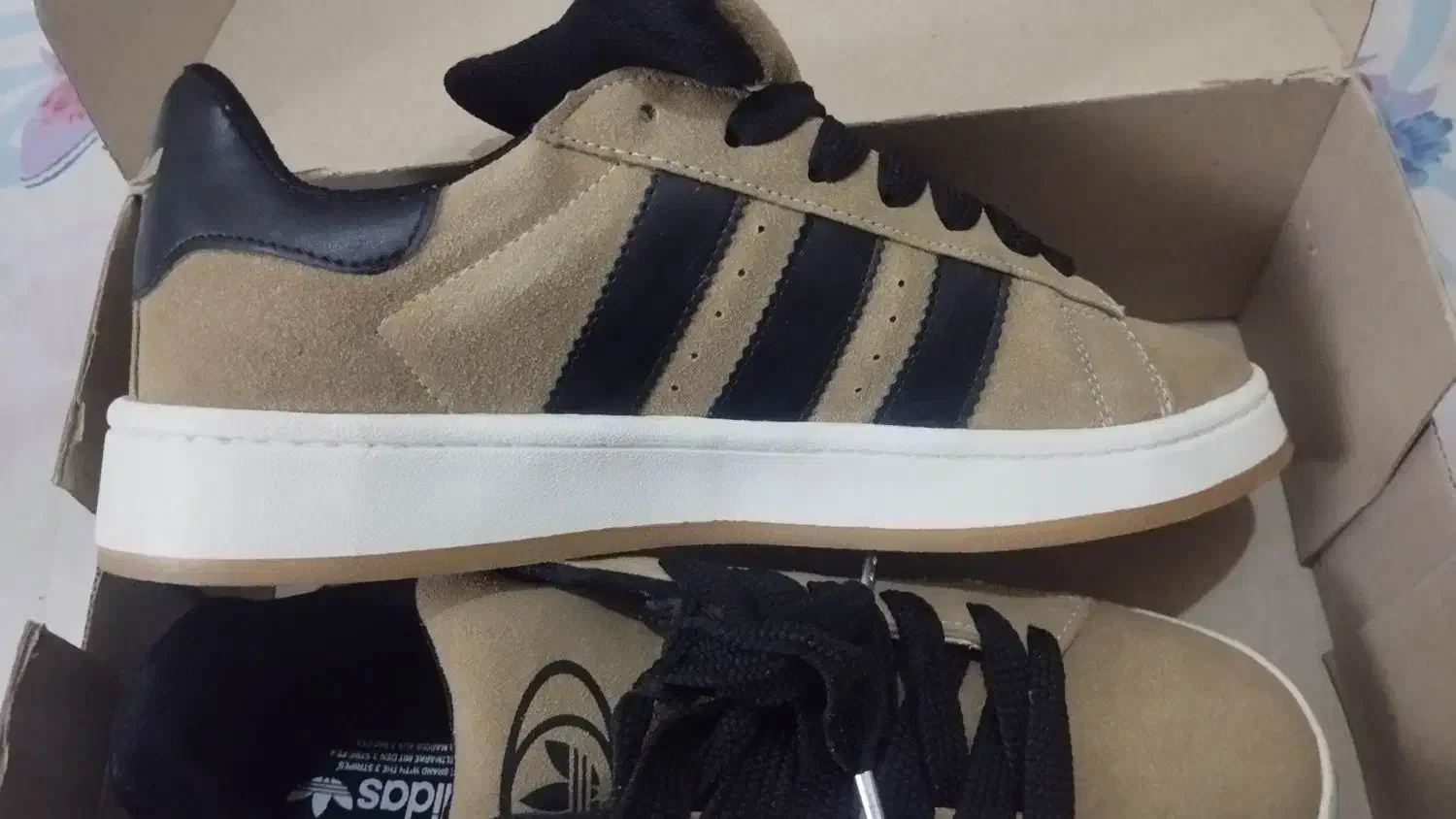 کفش|کیف، کفش، کمربند|خوی, |دیوار