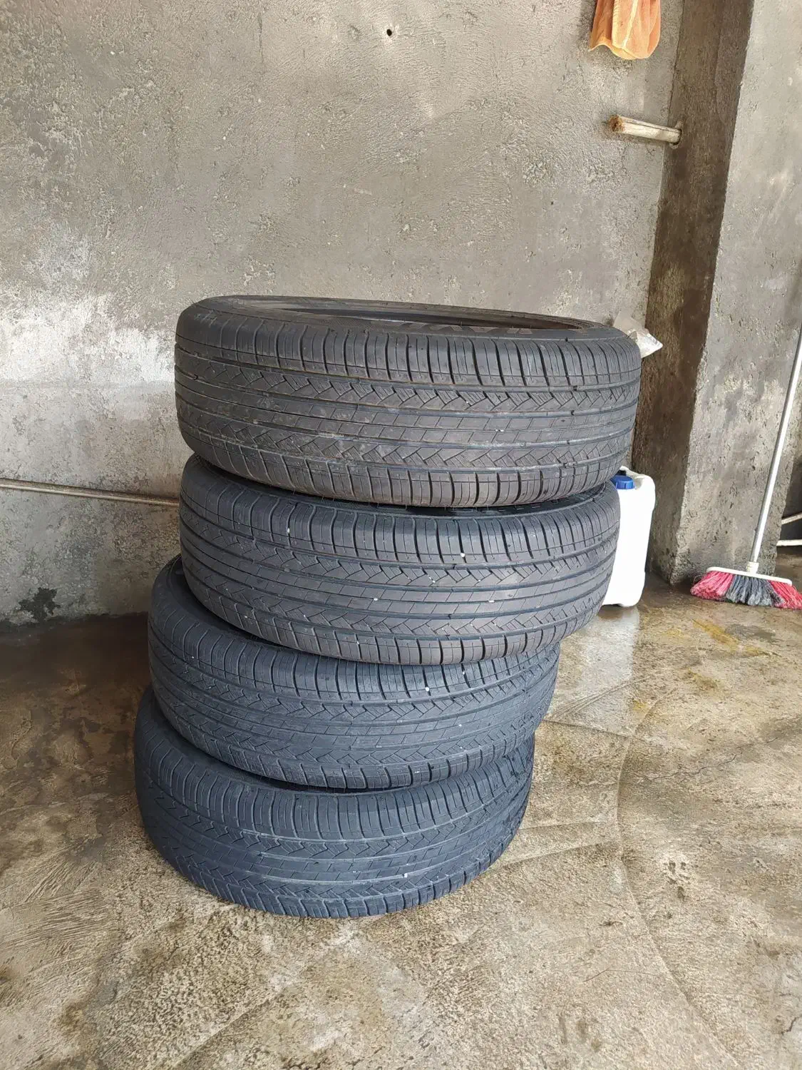 لاستیک سایز 215 رینگ 17|قطعات یدکی و لوازم جانبی|رشت, معلولین|دیوار