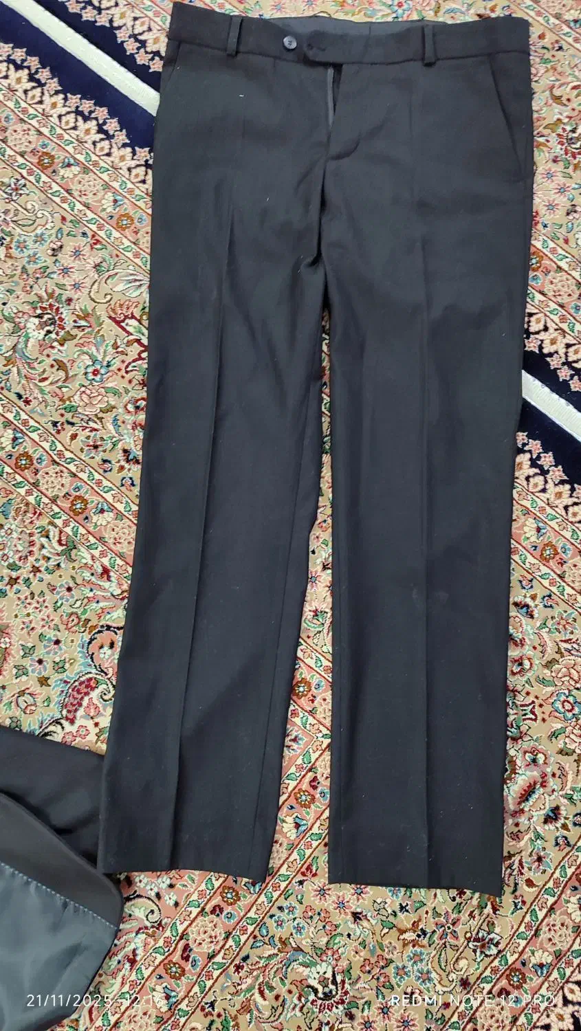 کت و شلوار|لباس|قم, باغ کرباسی|دیوار