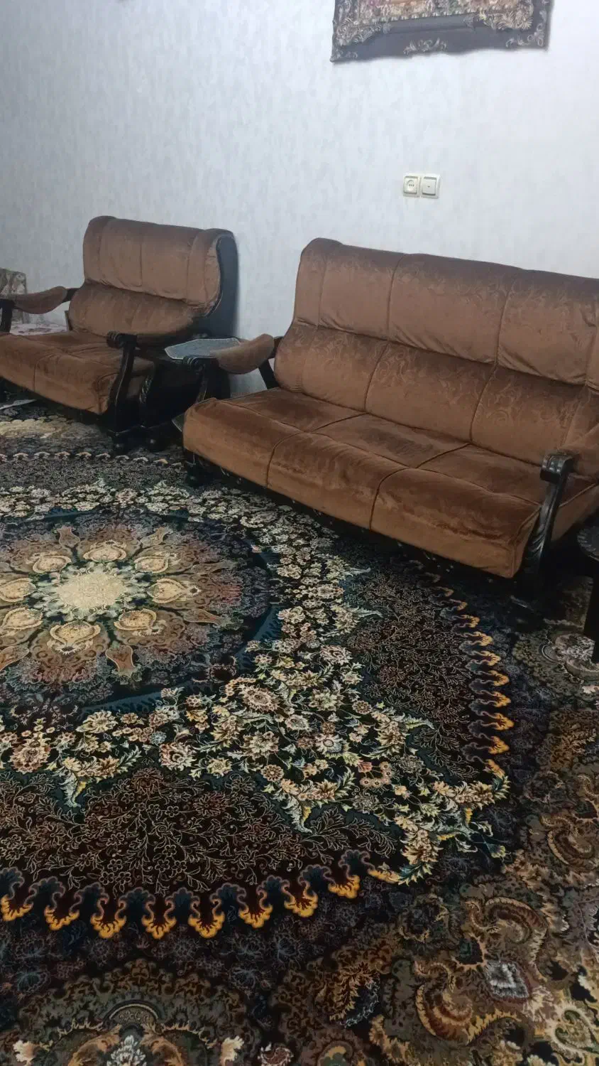 فروش دو دست مبل راحتی و مدل آمریکایی چوبی|مبلمان خانگی و میز عسلی|رباط‌کریم, رباط‌کریم|دیوار