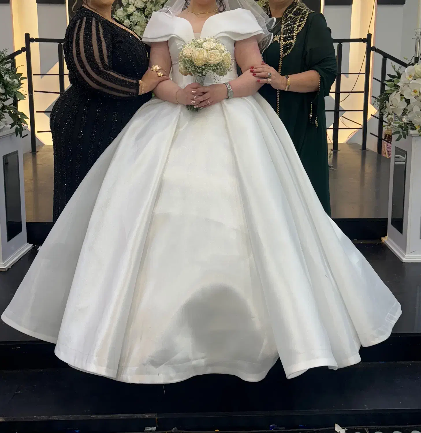 لباس عروس|لباس|ابهر, |دیوار