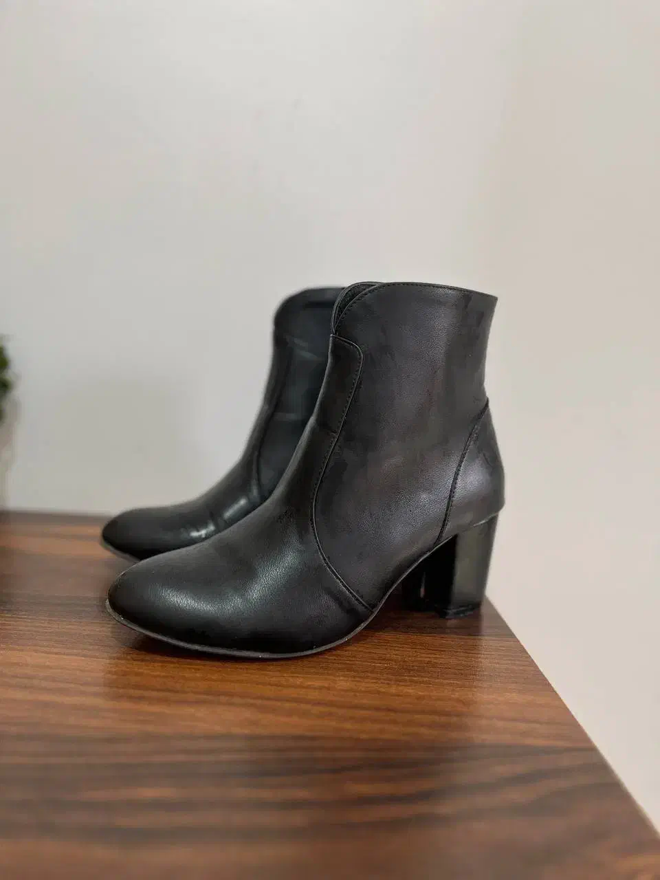 بوت|کیف، کفش، کمربند|سیاهکل, |دیوار