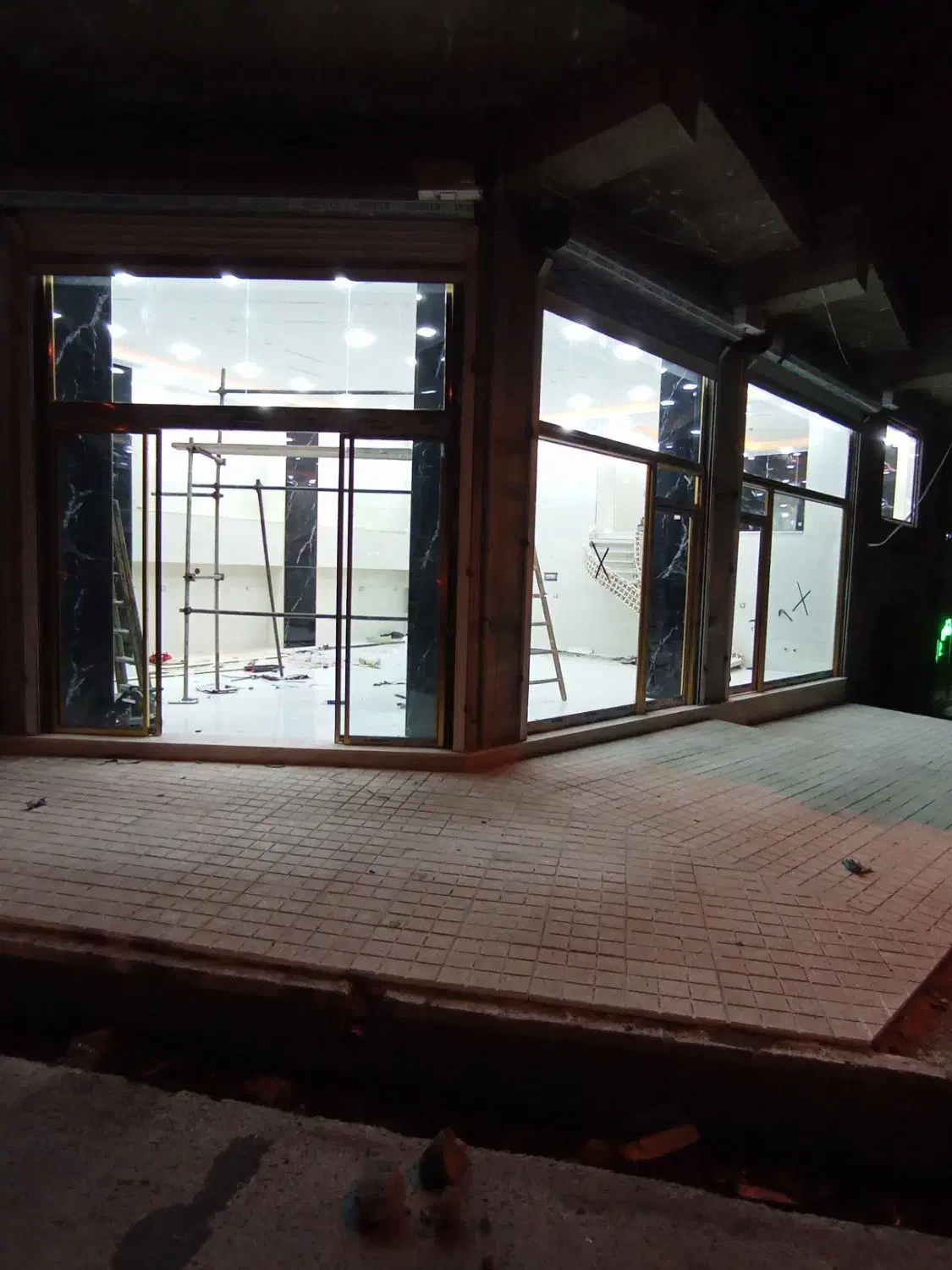 نصب و تعمیر انواع شیشه های سکوریت|خدمات پیشه و مهارت|تبریز, |دیوار