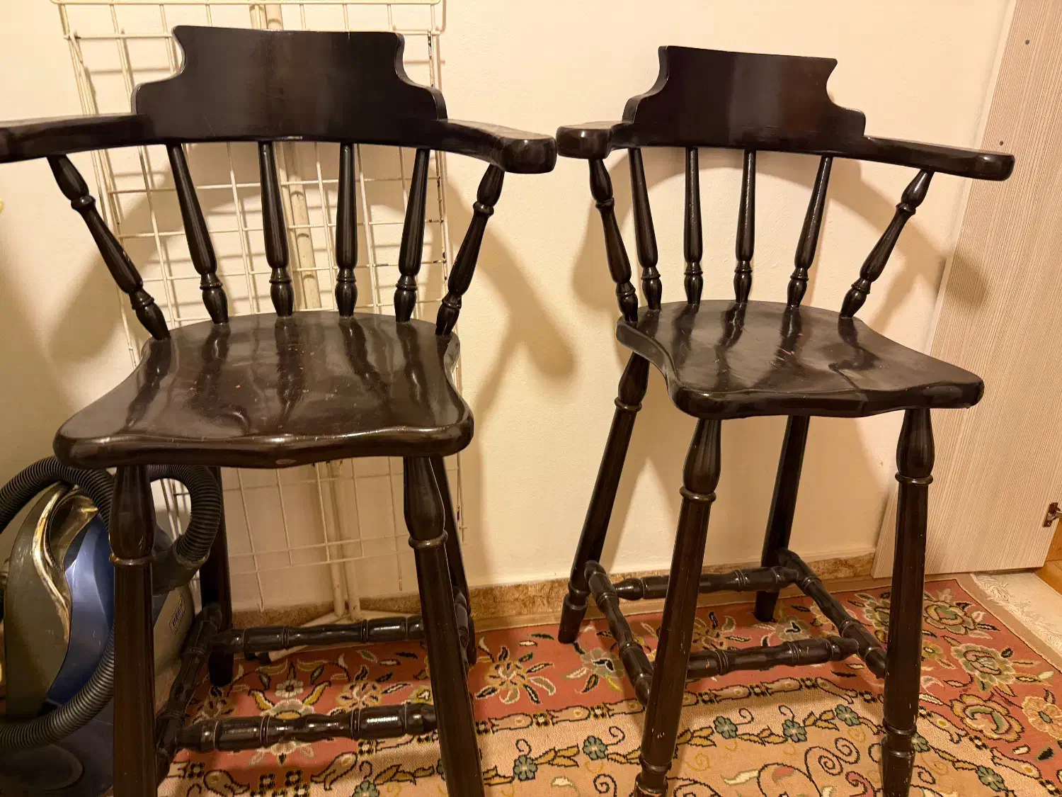 دو عدد صندلی|میز و صندلی غذاخوری|چمستان, |دیوار