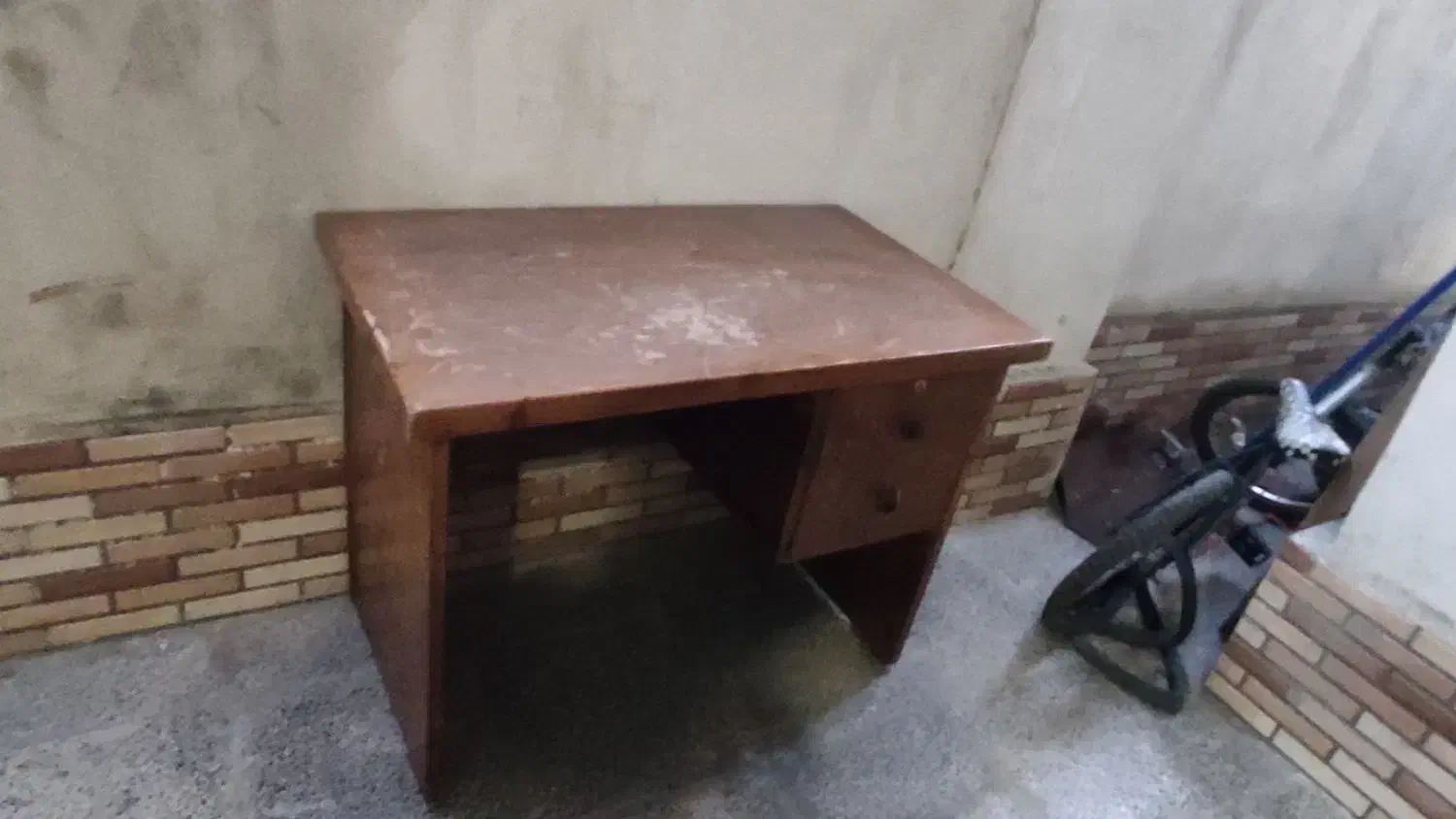 میز تحریر سالم و با کیفیت با چوب عالی|میز تحریر و کامپیوتر|زیرآب, |دیوار