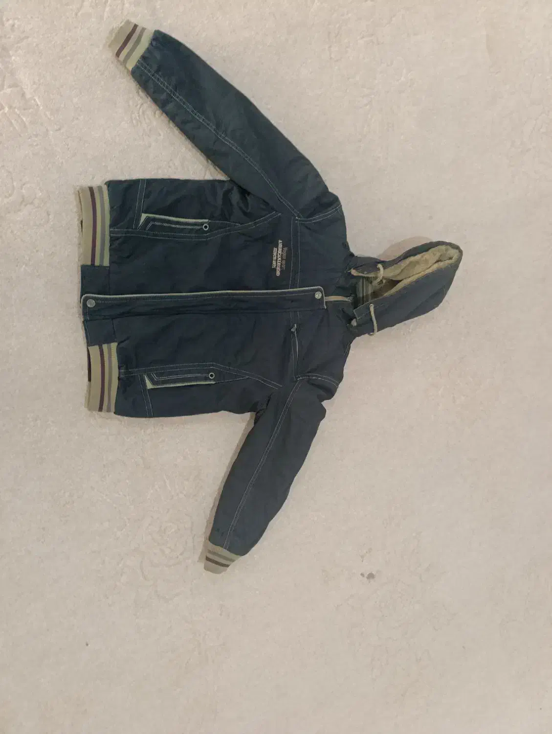 کاپشن|لباس|ازنا, |دیوار