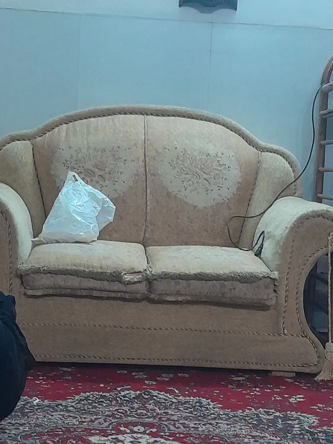 مبل ۷نفره بسیارتمیز|مبلمان خانگی و میز عسلی|کاشان, درب جوشقان|دیوار