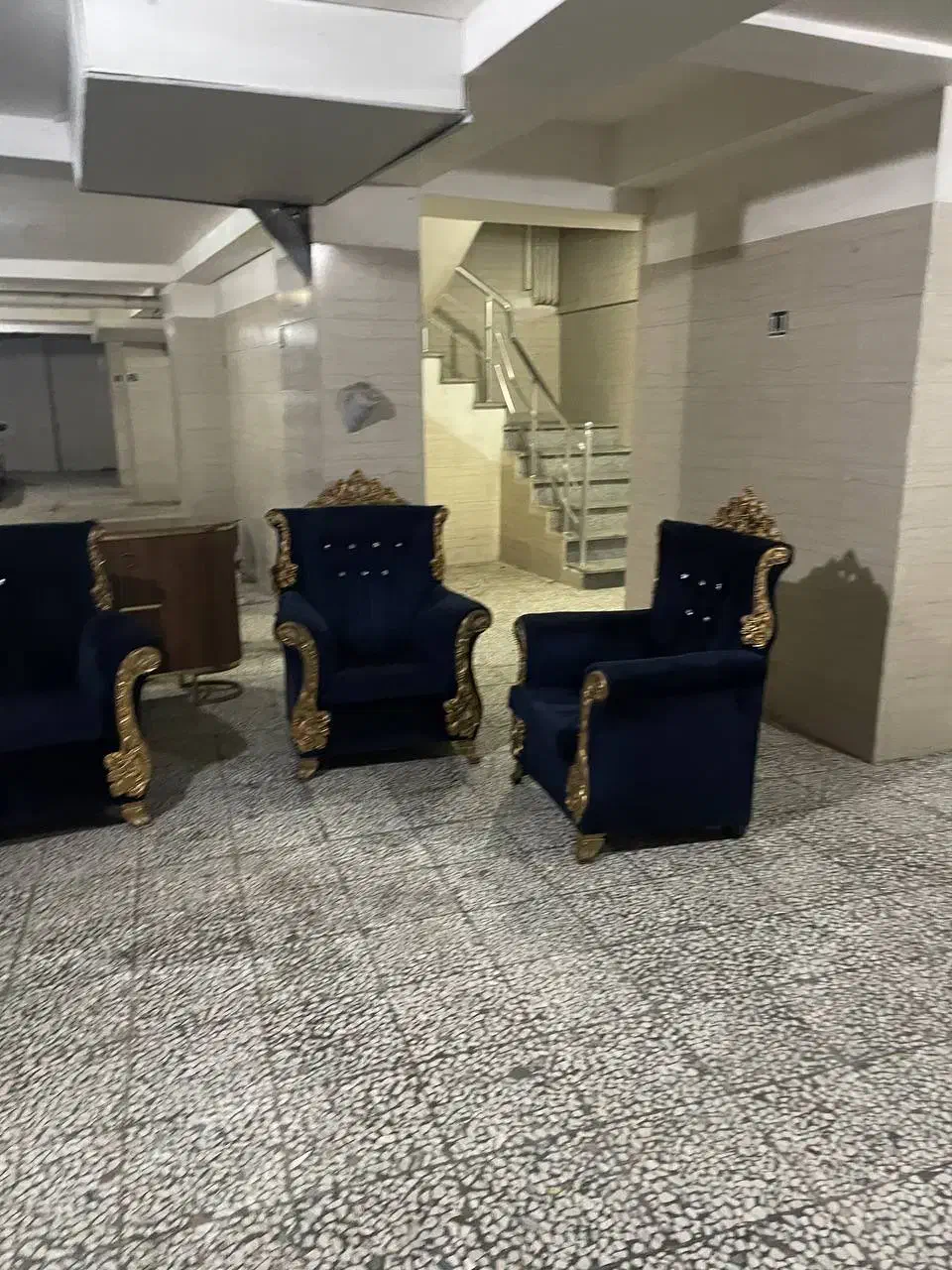 مبل هفت نفره سالم|مبلمان خانگی و میز عسلی|رشت, فرزانه|دیوار