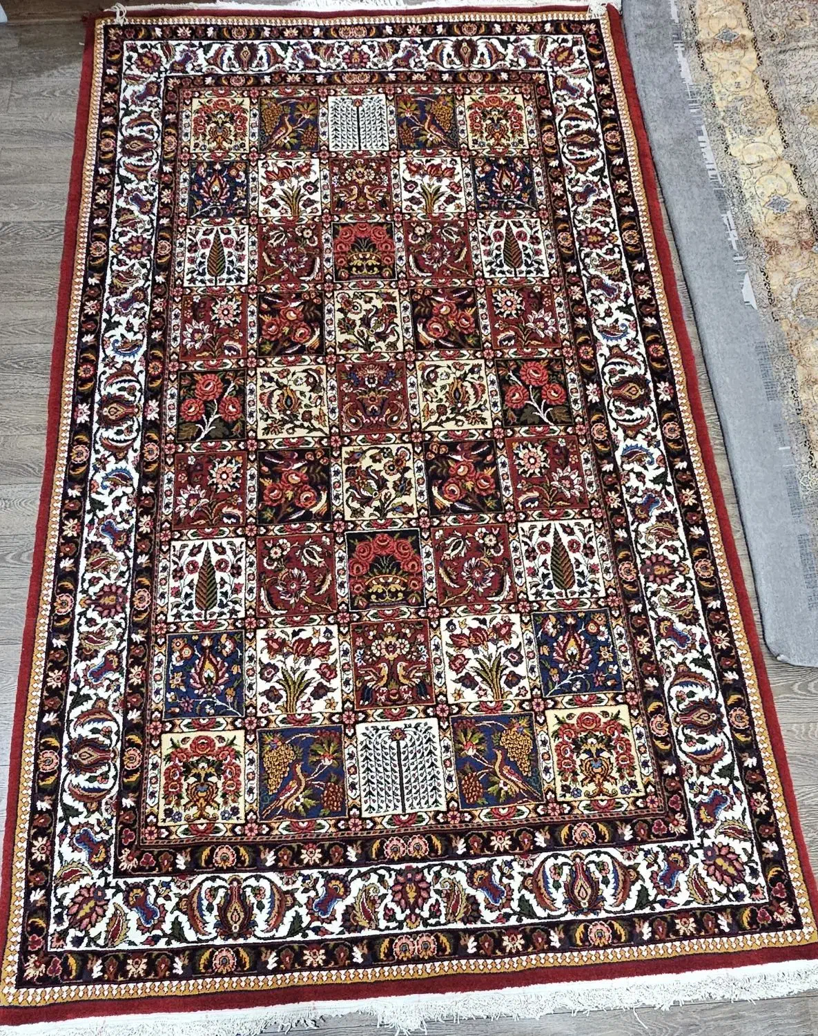 فرش دستباف طرح خشتی چالشتر|فرش|اصفهان, شهریار|دیوار