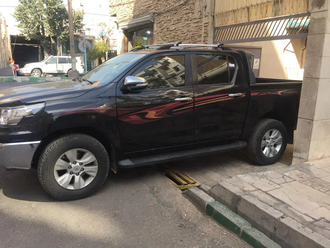 تویوتا هایلوکس پا بلند اتوماتیک مشکی ۲۰۱۶|خودرو سواری و وانت|تهران, تهران‌نو|دیوار