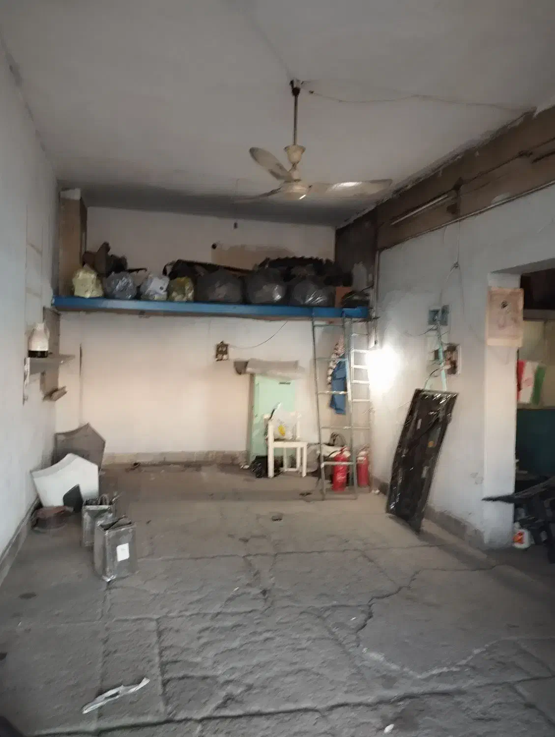 صافکار با مشتری (خ قزوین)|اجارهٔ مغازه و غرفه|تهران, باغ خزانه|دیوار