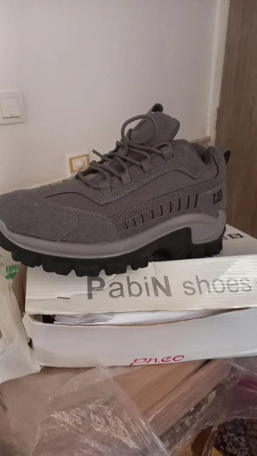 کفش|کیف، کفش، کمربند|قم, وادی السلام|دیوار