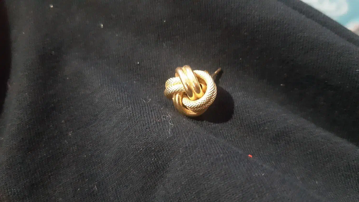 یه لنگه گوشواره گم شده|جواهرات|میانه, |دیوار