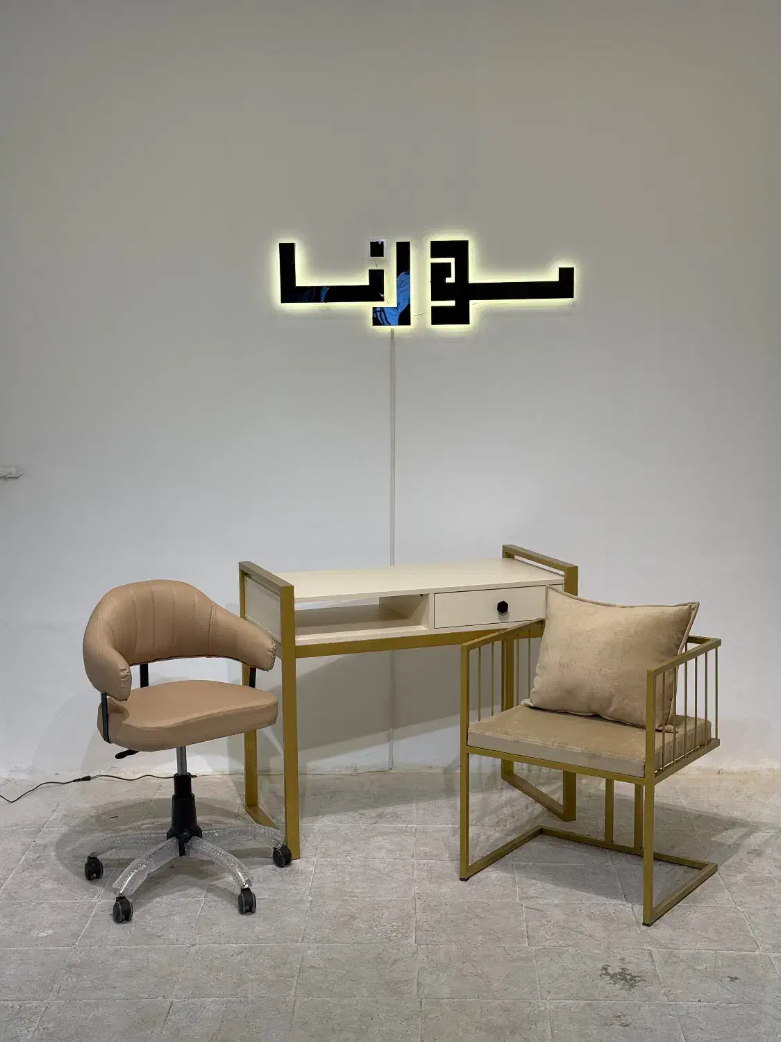 تجهیزات آرایشگاهی/ میز ناخن / صندلی|آرایشگاه و سالن‌های زیبایی|چهاردانگه (تهران), |دیوار