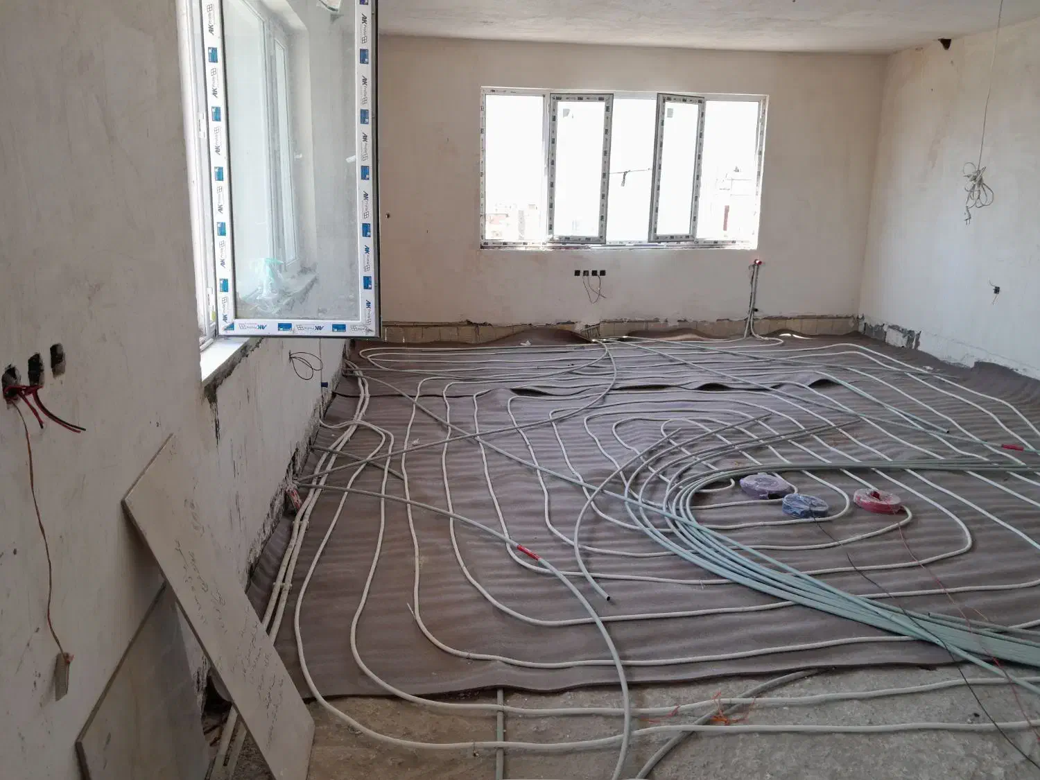 برقکاری سیم کشی ۲۴ساعته/ نصب تعمیر لوستر/ ایفون|خدمات پیشه و مهارت|سنندج, |دیوار