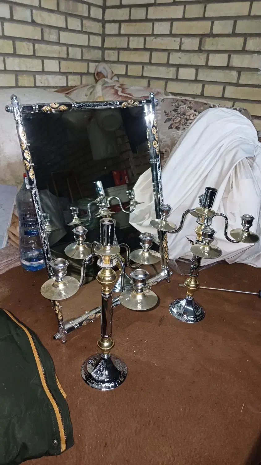 آینه وشمعدانی برنزی|آینه|میانه, |دیوار