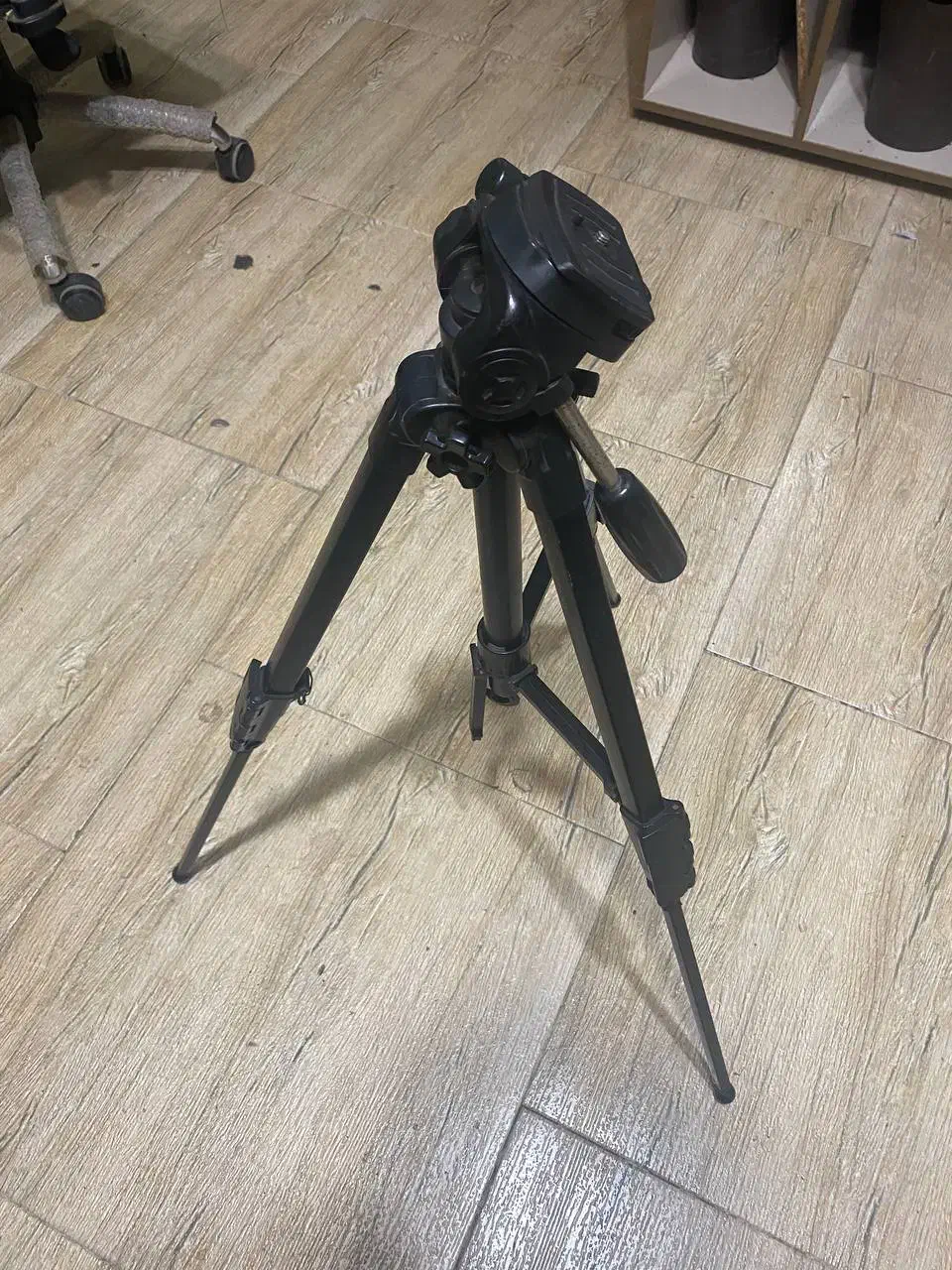 سه پایه عکاسی|دوربین عکاسی و فیلم‌برداری|رشت, کوی جام جم|دیوار