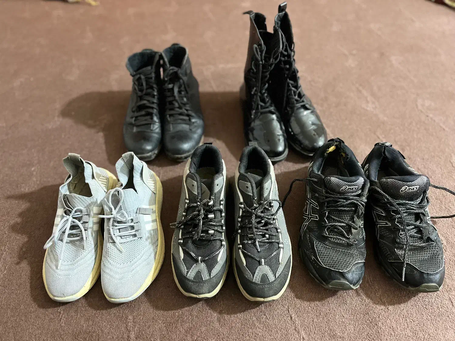 کفش|کیف، کفش، کمربند|خوی, |دیوار